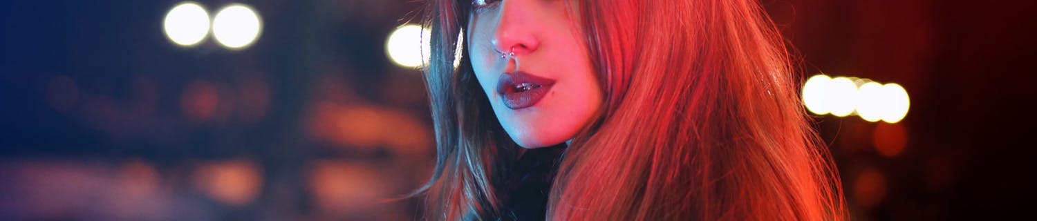 portræt af kvinde om aftenen